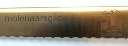 Broodmes met AKG-logo - detail