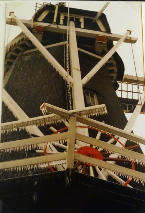 windmolen met aangevroren ijspegels wind