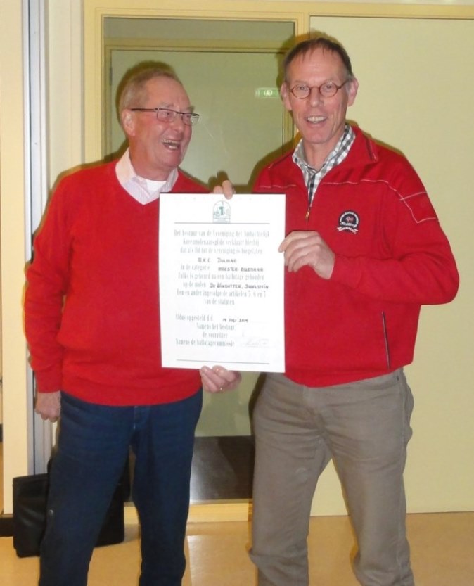 Maarten Dolman (R) ontvangt het certificaat voor Meester-molenaar