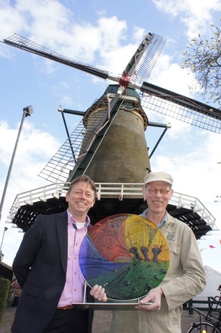 Trotse molenaar met prijs